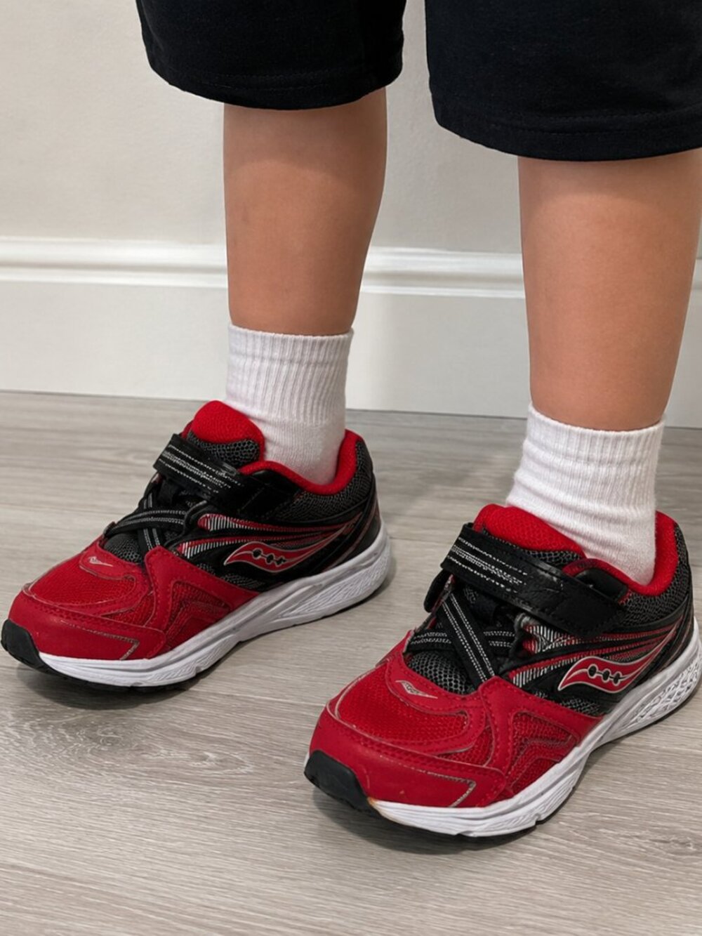 Saucony Kids Red Black Running Sneakers Size 6M Hook & Loop Shoes